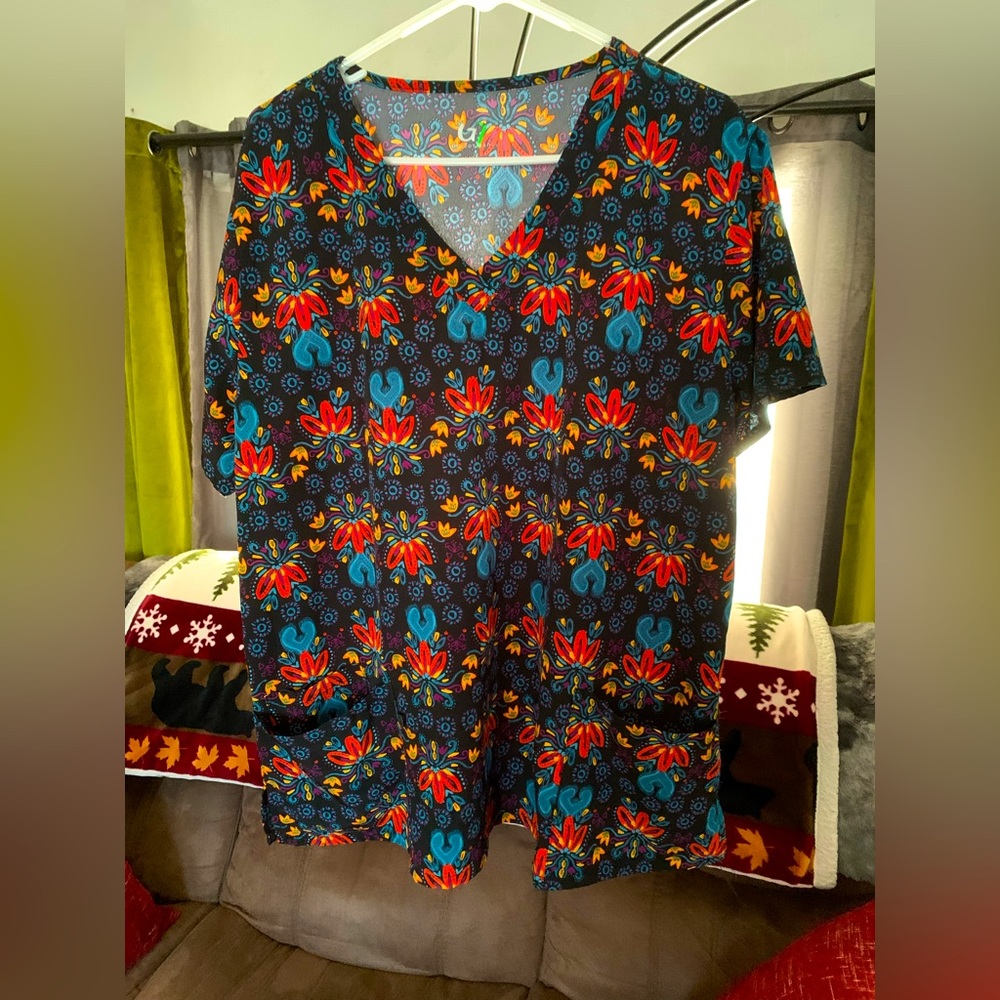 Print scrub shirt